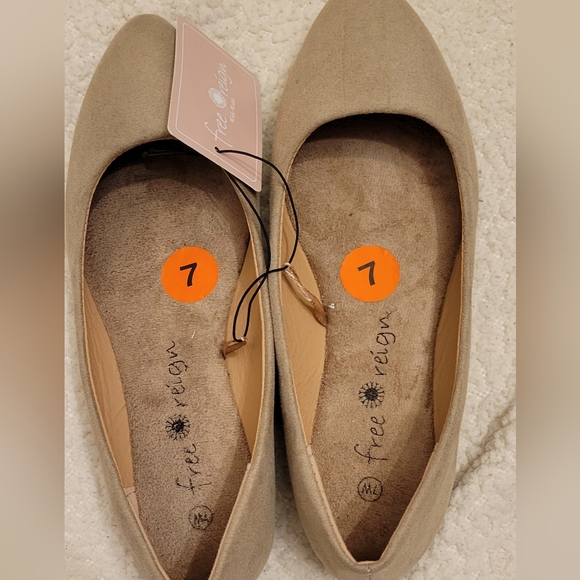 Free Reign flat shoes Brand New outbox color cream size 7(W) - Picture 2 of 4